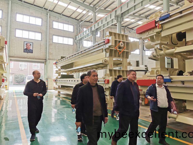 热烈欢(huan)迎(ying)吉林合(he)作商(shang)王总(zong)亲(qin)临(lin)万川环(huan)保(bao)  到我司工(gong)厂参(can)观