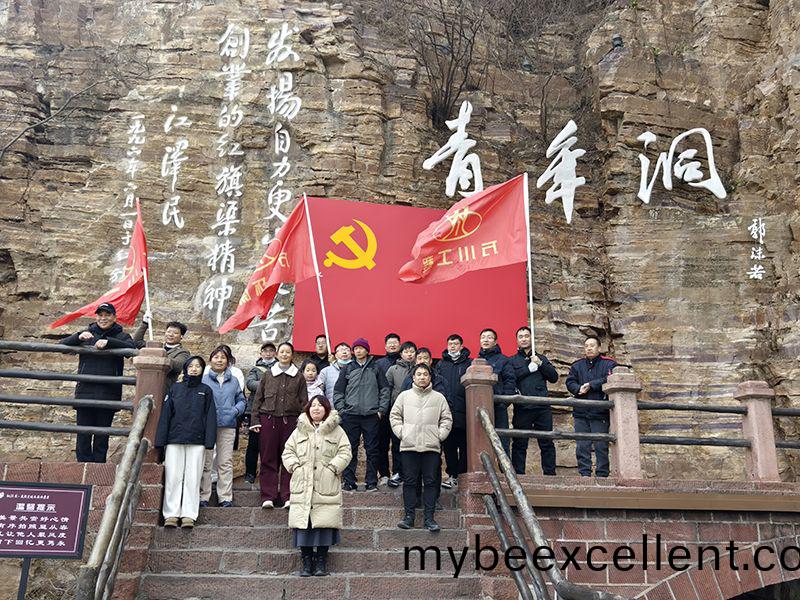 凝(ning)心(xin)聚(ju)力，学习(xi)红旗渠精(jing)神