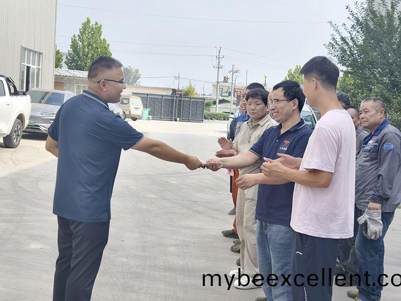 我们(men)比不了(le)河(he)南(nan)矿(kuang)山，但是(shi)，我们可(ke)以(yi)努力学(xue)习人家(jia)，把(ba)凉(liang)气送(song)到(dao)一(yi)线(xian)去